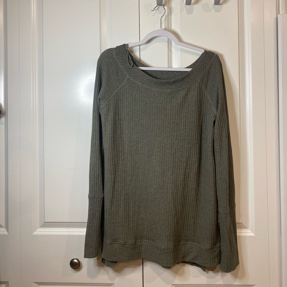Green large sweater with slit on the side